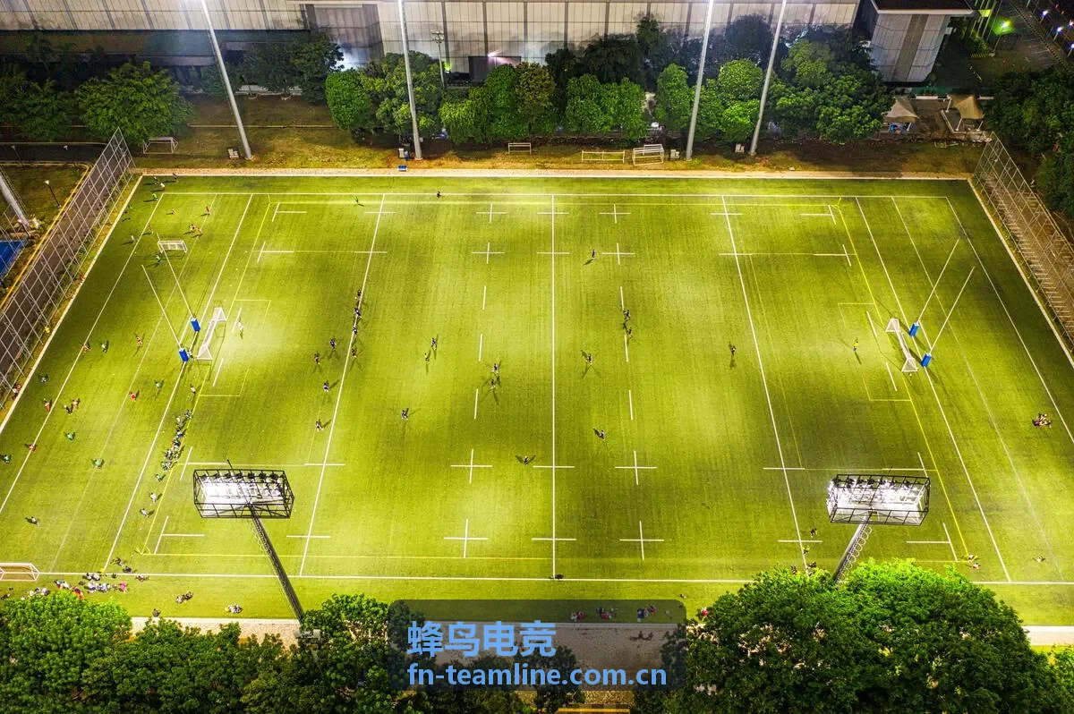 蜂鸟电竞选手进行专注训练的局部画面